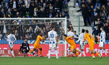 2-3 Brahim centra al corazón del área y Gonzalo, con un gran cabezazo, supera a Juan Soriano en el minuto 92 de encuentro.