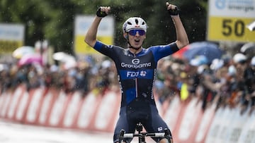 Grégoire gana la primera etapa y estrena el maillot amarillo