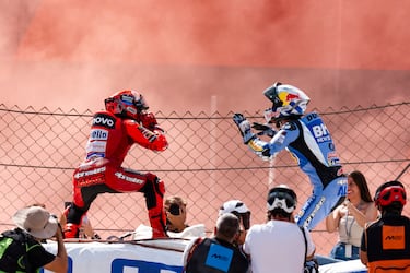  Los hermanos Márquez celebran su primer y segundo puesto en el Gran Premio de Cataluña.
