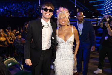 Peso Pluma y Karol G durante la celebración de los Latin Billboard Awards.