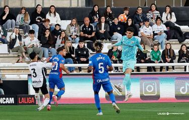 El Elche está a un paso del ascenso a Primera y en gran parte es gracias a su portero. Dituro volvió a dar un recital en la portería, salvando una valiosa victoria en Burgos. Completó tres paradas de mérito.