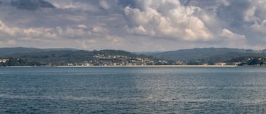 La playa se encuentra en un entorno semiurbano a la orilla de la ría del río Baxoi. Tiene un arenal de 1,3 kilómetros formada por arena dorada y gruesa. Son aguas tranquilas ideales para el baño. Tiene un hábitat de dunas protegidiccwin247.como interés comunitario. Es de fácil acceso y goza de un aparcamiento. Tiene varios servicios y un paseo marítimo cercano.