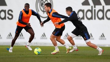 Eden Hazard intenta superar a Lucas Vázquez durante el entrenamiento del Madrid de este sábado.