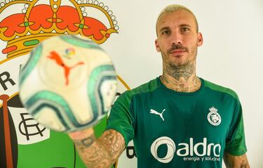 El defensa malagueño está sin equipo tras acabar su contrato con el Racing. Antes pasó por Málaga, Valencia, con el que ganó una Copa del Rey, Sevilla, Getafe, Besiktas, donde consiguió una Liga, Alavés y Al-Ahli. El central, de 35 años, suma 409 encuentros a sus espaldas.