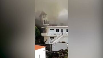 El impactante momento donde la lava derrumba el campanario de Todoque