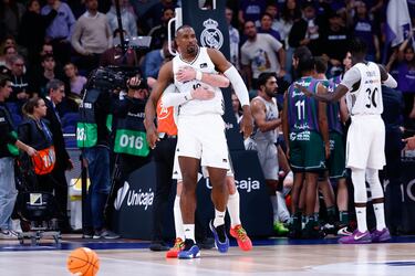 Hezonja se tuvo que llevar a Ibaka para calmar los ánimos. 