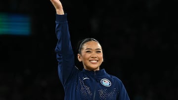US' Sunisa Lee celebrates winning the bronze medal during the podium ceremony for the artistic gymnastics women's uneven bars event of the Paris 2024 Olympic Games at the Bercy Arena in Paris, on August 4, 2024. (Photo by Lionel BONAVENTURE / AFP)