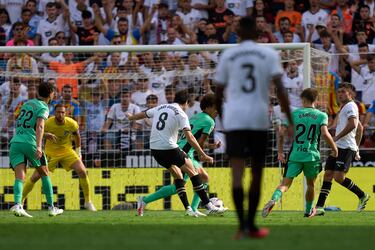 El jugador del Valencia, Javi Guerra, recibió en la frontal, hizo un recorte con la zurda y disparó con la derecha poniéndola por alto a un lado para que no llegase Oblak estirándose.