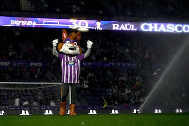 Pepe Zorrillo cogió el testigo de Pucelano. La mascota del Valladolid es un zorro alegre de corazón blanquivioleta. Se caracteriza por su antifaz e indumentaria.