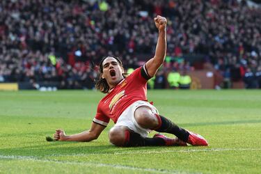 Llegó como uno de los mejores y más peligrosos delanteros del mundo. Con un promedio de casi un gol por partido, solo anotó 5 goles en dos temporadas que estuvo en la Premier. De hecho, jugó un partido con el filial del United, ya que Van Gaal no contaba con él.