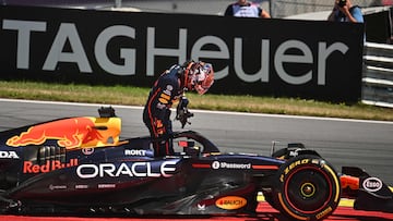 Max Verstappen se baja del Red Bull accidentado en el GP de Austria de F1.