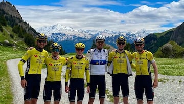 El ciclista danés del Visma | Lease a Bike Jonas Vingegaard posa con Tiesj Benoot, Jan Tratnik, Christophe Laporte, Matteo Jorgenson y Wout Van Aert durante la concentración en Tignes.