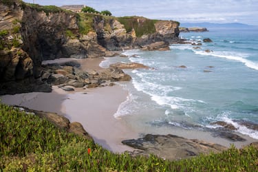 Esta pequeña playa es un trocito de paraíso entre Cangas y Foz. Está algo aislada lo que le da un aspecto salvaje por la naturaleza que le rodea y por las formaciones rocosas. No tiene acceso para personas de movilidad reducida. Dispone de duchas y lavapiés como únicos servicios.