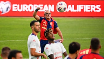 De la Fuente, Merino y Lamine, en el entrenamiento en Sofía.