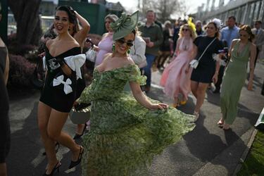 Ambiente durante el 'Ladies Day' del Grand National Festival, la carrera ecuestre más importante de las que se celebran en el Reino Unido, en el Circuito de Aintree, Liverpool.