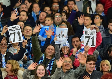 El delantero argentino rompió el récord de goles en un año con Napoli y era el ídolo de la afición. No obstante, en 2016 se fue a la Juventus, enemigo histórico de los ‘Gli Azzurri’. Cuando volvió a San Paolo, los tifosi napolitanos lo recibieron con camisetas quemadas y carteles con el número 71, que significa "hombre de mierda" en la smorfia napolitana.