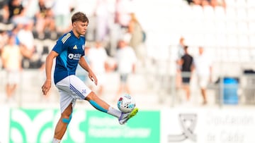 CADIZ, SPAIN - AUGUST 06: Jesus Rodriguez of Como 1907 warms up during a Pre-Season friendly football match played between Real Betis and Como 1907 at Ciudad de La Linea stadium on August 6, 2025 in Cadiz, Spain. (Photo By Joaquin Corchero/Europa Press via Getty Images)