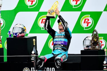 Hay que ser muy bueno para ganar 14 de 18 carreras en una misma temporada de Moto3, tanto que nunca nadie antes lo había hecho, y las siete últimas de manera consecutiva, y a pesar de proclamarse campeón con cinco carreras de antelación. Así se las gasta David Alonso, el Colombiano de Madrid, el nuevo fenómeno del motociclismo mundial que subirá a Moto2 por la puerta grande, de la mano de Aspar, y al que ya se imagina todo el mundo dando guerra algún día en MotoGP después del rotundo aviso a navegantes que ha lanzado en 2024 en la categoría pequeña.