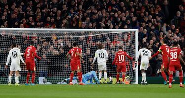 2-0. Centro de Andy Robertson y Cody Gakpo remata de cabeza solo en el área pequeña para marcar el segundo tanto.