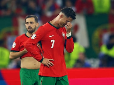 El jugador internacional de Madeira, llora desconsoladamente tras finalizar el primer tiempo de la prórroga.