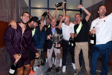 Celebración de Carlos Alcaraz junto a su equipo y familiares en el vestuario del Centro Nacional de Tenis Billie Jean King de la USTA tras vencer en la final del Abierto de Estados Unidos al tenista italiano Jannik Sinner.