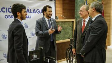 El jeque Al Thani, junto al alcalde, tras la presentación de un acto.