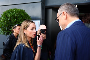 La actriz inglesa dialogando con Stefano Domenicali, actual presidente y consejero delegado de la Fórmula 1, expresidente ejecutivo de Lamborghini y exdirector deportivo de la Scuderia Ferrari.