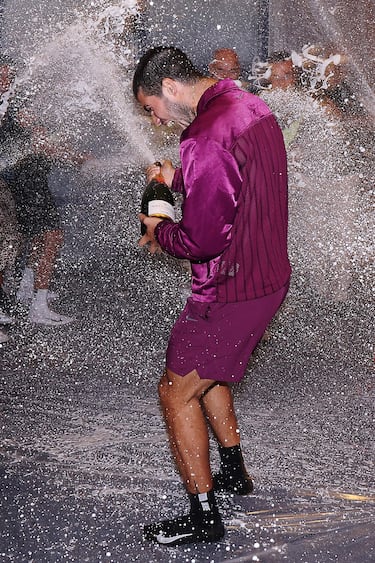 Carlos Alcaraz descorcha una botella de champán junto con su equipo en el vestuario tras proclamarse vencedor del Abierto de Estados Unidos 2025.
