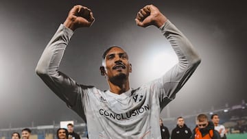 Sébastien Haller celebra la victoria ante el Waalwijk en Copa.