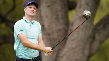 Justin Rose golpea una bola durante el World Golf Championships-Dell Technologies Match Play en el Austin Country Club de Austin, Texas.