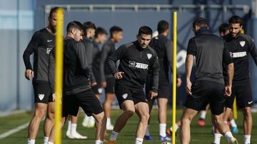 Chavarría, en primer plano, durante un entrenamiento del Málaga.