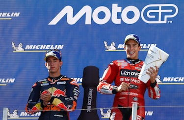 Marc Márquez y Pedro Acosta en el podio del Gran Premio Hungría de MotoGP.