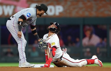 Atlanta Braves se impuso a Miami Marlins en el partido de la MLB disputado en el estadio Truist Park de Atlanta (Georgia). Además del triunfo local por 3-0, el encuentro dejó esta curiosa imagen, en la que Orlando Arcia, de los Braves, saca la lengua a Luis Arráez, de los Marlins, tras llegar a la segunda base en la séptima entrada.