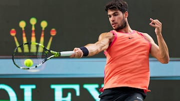 Carlos Alcaraz, contra Juncheng Shang en el Shanghái Masters.