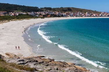 En la Costa da Morte nos topamos con la Playa de Laxe. Su arena también es increíblemente blanca y fina y es un lugar idóneo para descansar, aunque en ella también se pueden realizar todo tipo de deportes acuáticos.