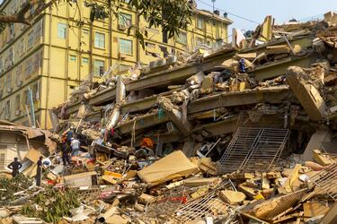 El personal de rescate trabaja en el lugar de un edificio que se derrumbó tras un fuerte terremoto en Mandalay, Myanmar.