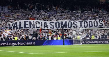 Los aficionados del Real Madrid con una pancarta 'Valencia somos todos' memoria de todas las víctimas a causa de la DANA .