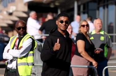 Costó, pero finalmente Barcelona y Manchester United llegaron a un acuerdo. Ya es oficial que Rashford jugará esta temporada cedido y el Barcelona cuenta con una opción de compra de 45 millones de euros. Rashford será el décimo futbolista qué ha vestido las camisetas de culés y diablos rojos