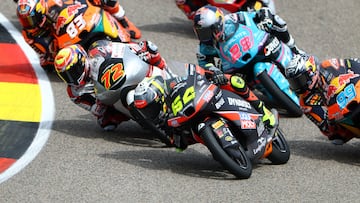 Muñoz tirando del grupo en Moto3.