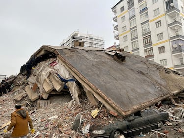 Consecuencias del terremoto de 7,8 grados de magnitud en la escala de Richter que ha sacudido esta madrugada las provincias del sureste de Turquía y el norte de Siria.