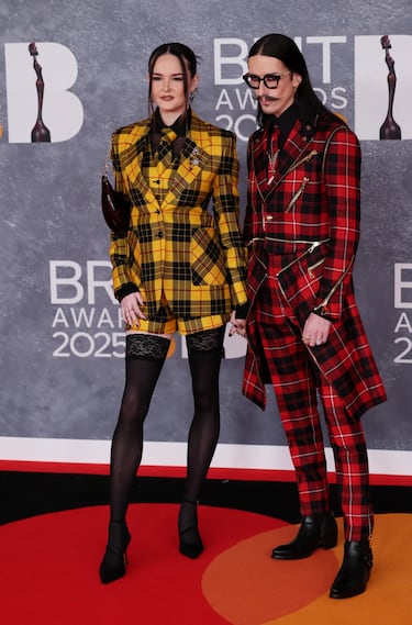 Lottie Kane y Joshua Kane posan en la alfombra de los Brit Awards 2025.