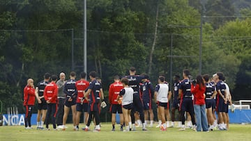 Fernando Soriano, hablando con la plantilla del Depor en Abegondo.