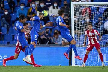 1-0. Stefan Mitrovic marca el primer gol.