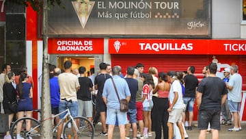 29-08-25. AFICIONADOS ANTE LAS TAQUILLAS DEL ESTADIO EL MOLINÓN.