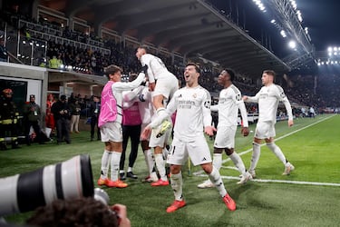 1-3 Brahim Díaz, en primer término, celebra el tercer tanto del jugador inglés del conjunto blanco que es abrazado por sus compañeros.