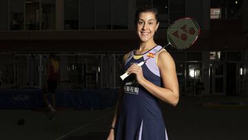 Carolina Marín posa con una raqueta y un volante de bádminton.