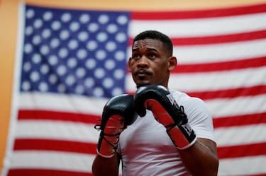 En 2011 se le detectó un tumor en la columna de Daniel Jacobs. Los médicos le advirtieron que igual no podría volver a andar. Lo hizo y también a boxear. En tan solo 19 meses estaba en el ring. En sus diez peleas consecutivas a su regreso no perdió y el primer rival que le venció tras superar el cáncer fue Golovkin. En 2018 logró proclamarse campeón mundial IBF del peso medio.  