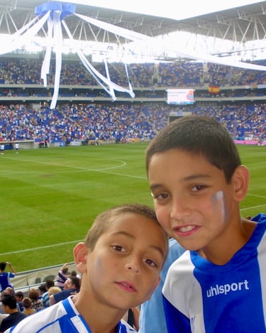 Ramon (izquierda), con la cara pintada de blanquiazul el 2 de agosto de 2009, en la inauguración del estadio de Cornellà-El Prat.