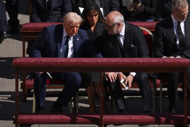 El presidente de los Estados Unidos, Donald Trump, la primera dama de los Estados Unidos, Melania Trump, y el presidente de Estonia, Alar Karis en el funeral del Papa Francisco en la Plaza de San Pedro.
