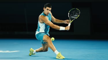 Revés de Carlos Alcaraz durante el duelo de cuartos de final del Open de Australia 2025.